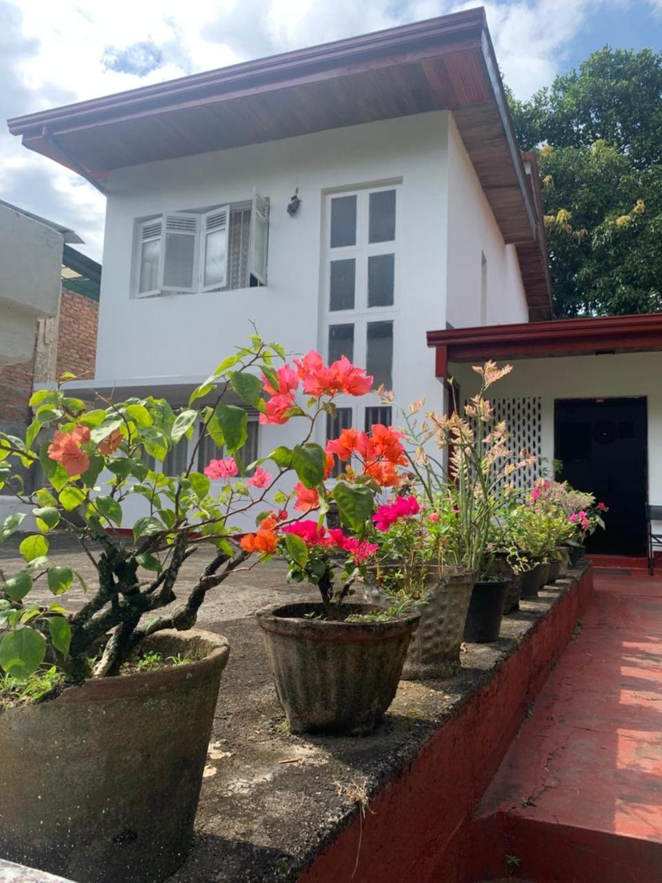 No 06 Veediya Bandara Lane Bahirawakanda Kandy Exterior photo